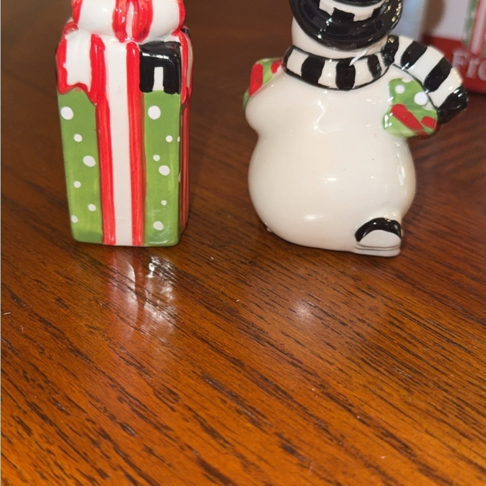 Fitz & Floyd Snowman/Gift/Red Cardinal Salt/PepperShaker Set
FROSTY'S FROLIC NEW - Picture 4 of 6